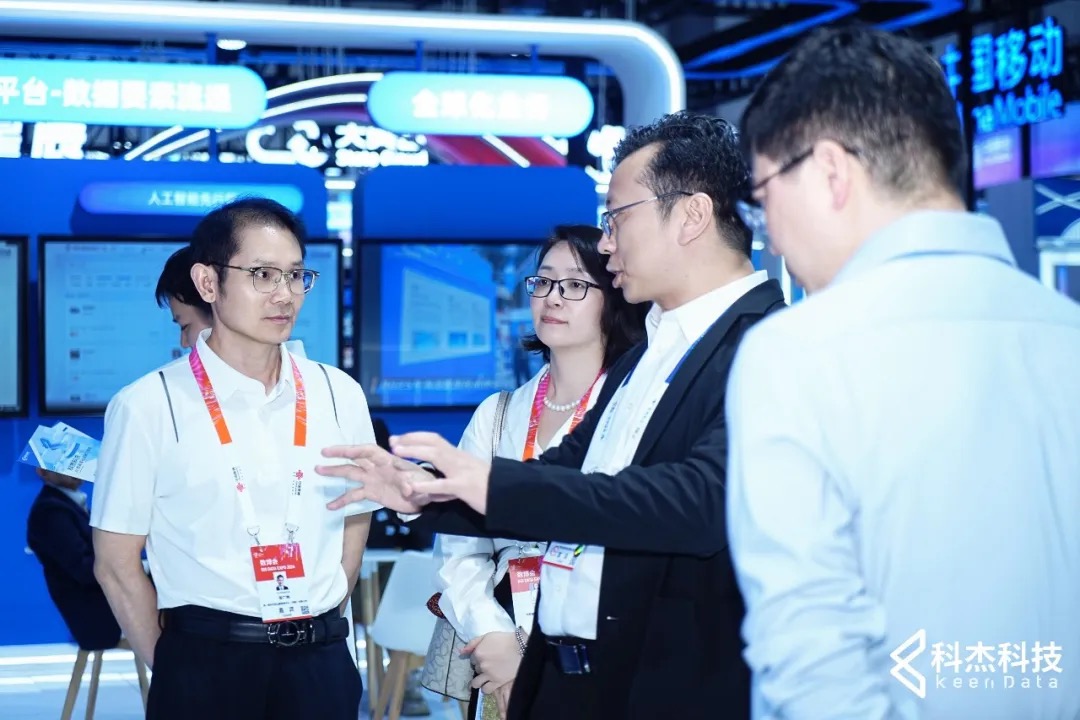 政产媒代表参观科杰科技展台
